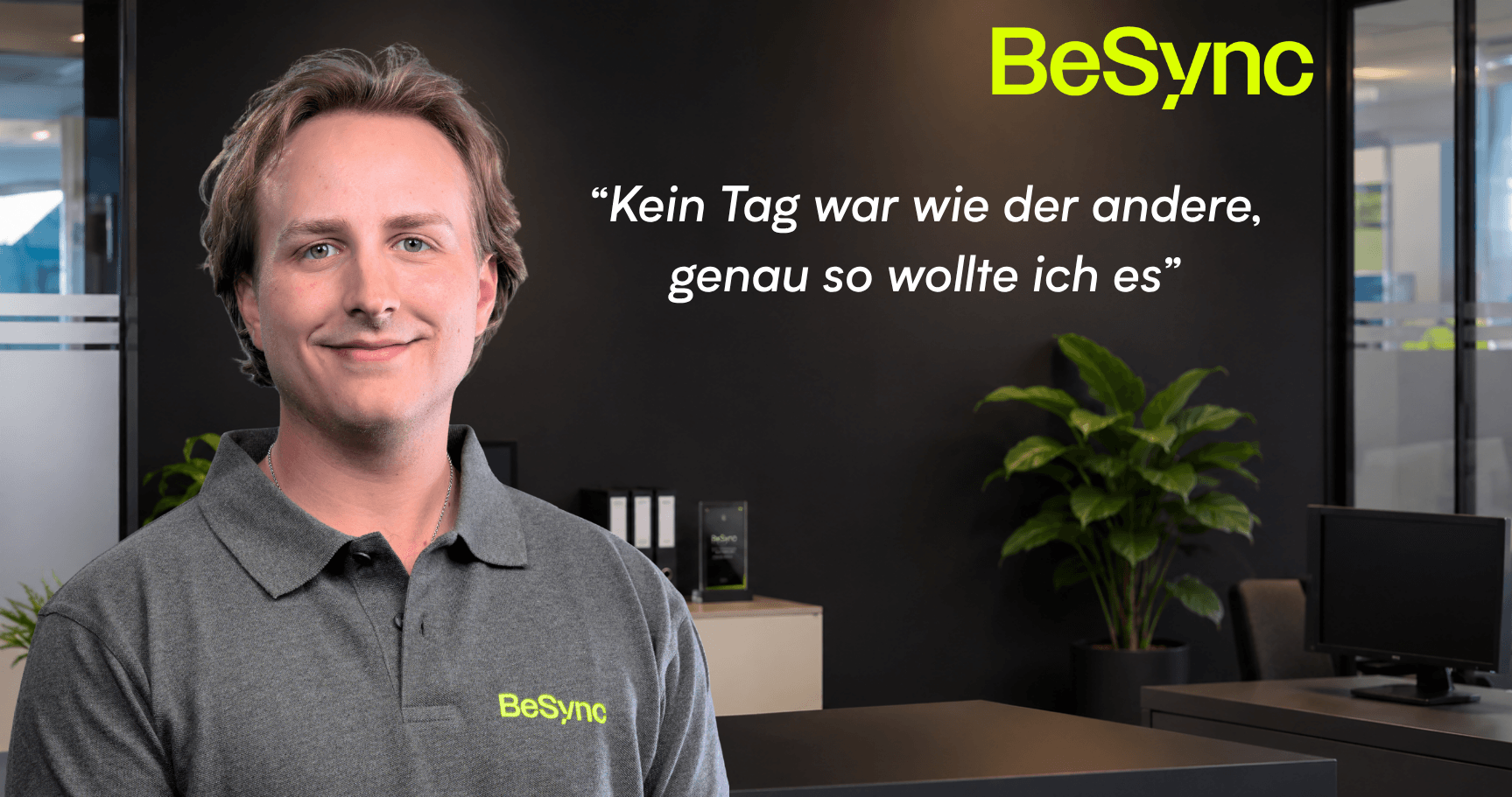 Nicolas Dold im BeSync-Poloshirt im Büro, Zitat: «Kein Tag war wie der andere, genau so wollte ich es»