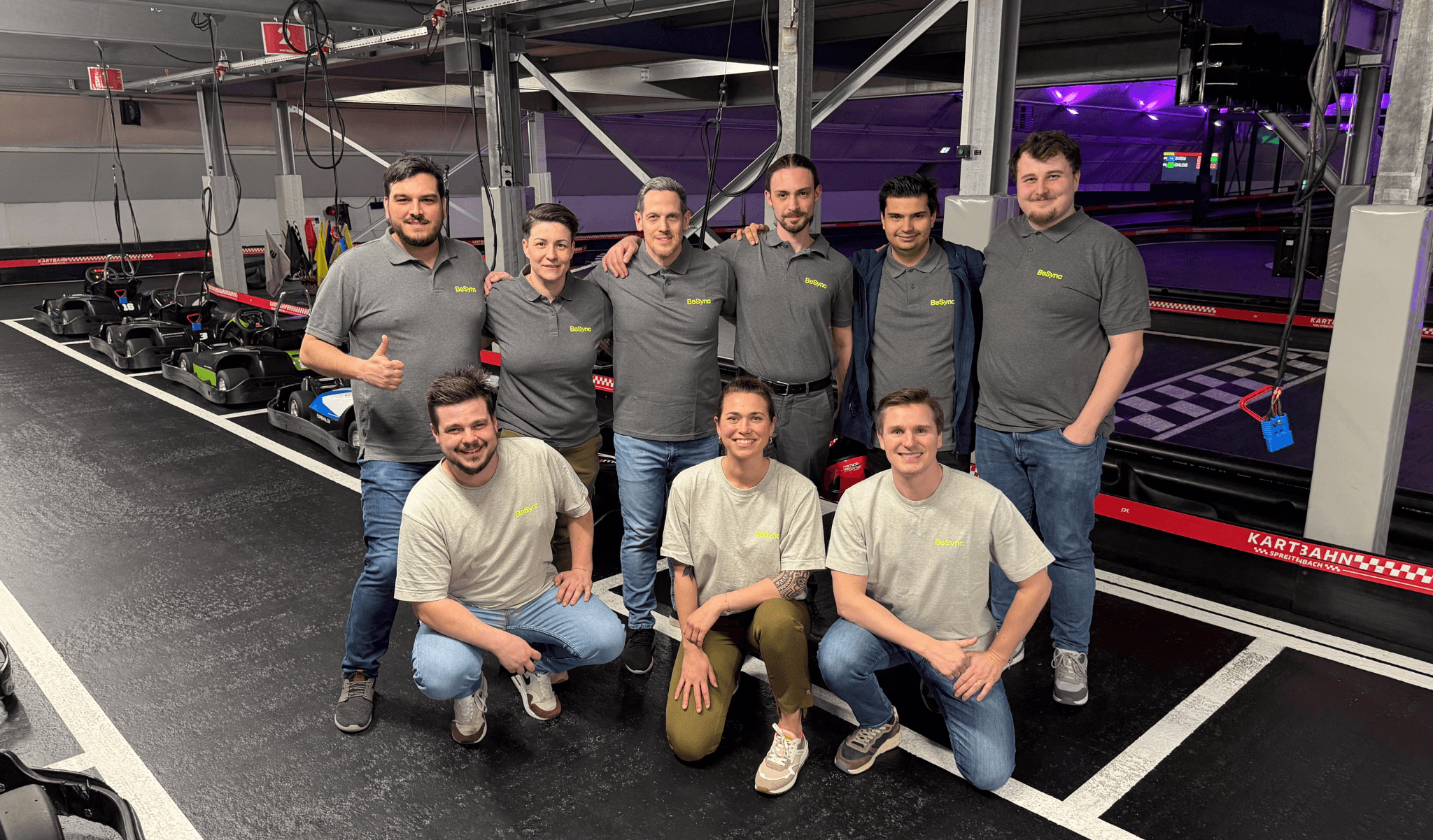 Das BeSync Team zusammen beim gemeinsamen GoKart Event